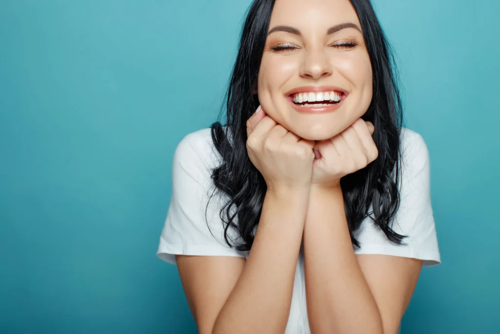Smiling woman resting her chin on her hands